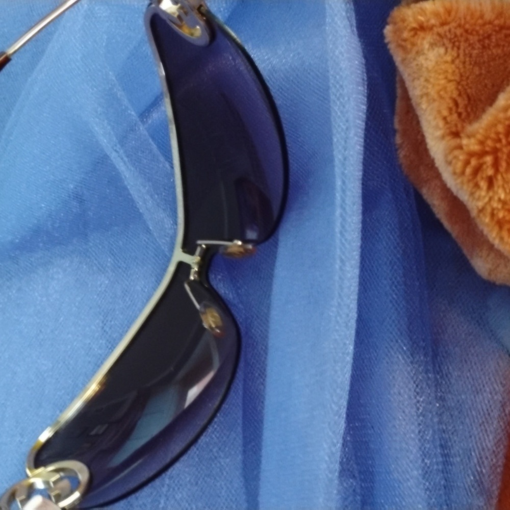 Unisex -Gucci Sunglasses with Brown Lenses and Gold Details - Picture 2 of 8